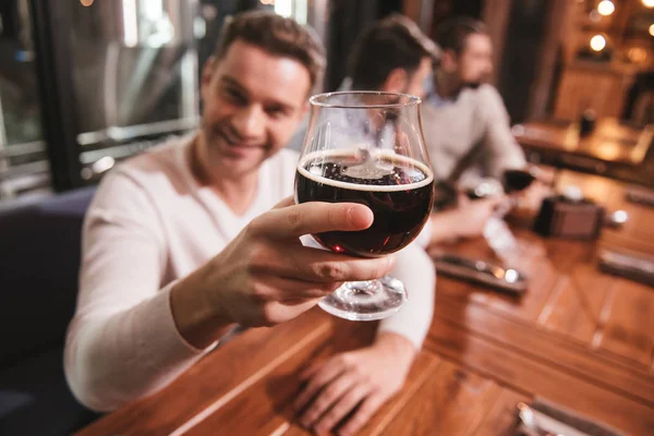 Enfoque selectivo de vidrio con cerveza casera — Foto de Stock