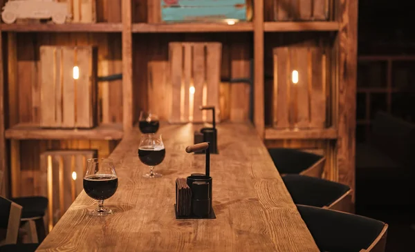 Tres vasos llenos de cerveza de pie sobre la mesa — Foto de Stock