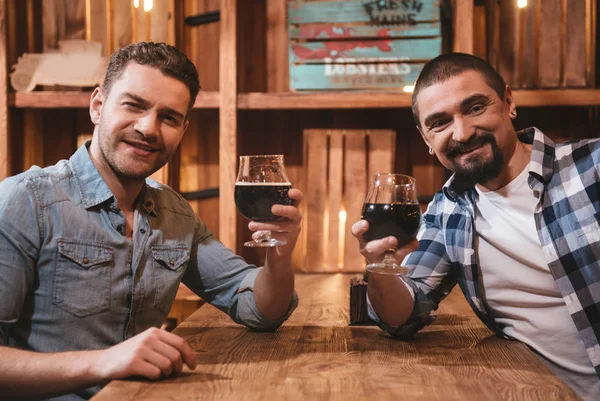 Agradables hombres alegres descansando después del trabajo — Foto de Stock