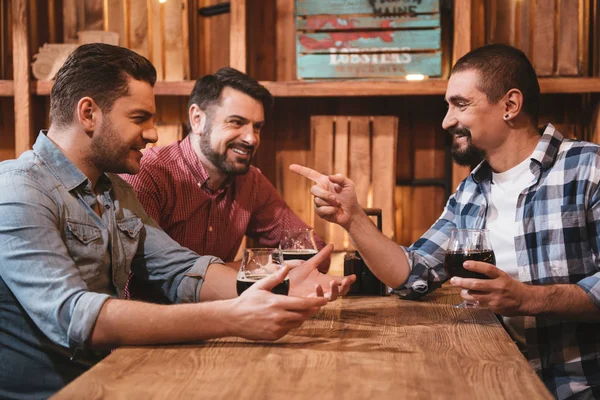 Hombres alegres y positivos interactuando entre sí — Foto de Stock