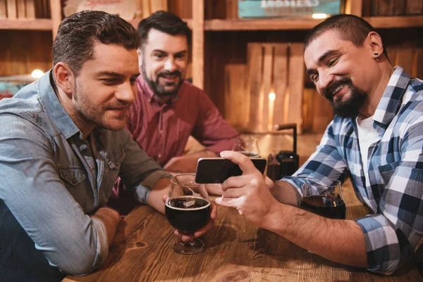 Positivo bom homem segurando um celular — Fotografia de Stock