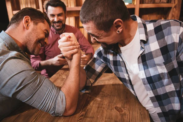 Hombre fuerte guapo teniendo un combate de armwrestling —  Fotos de Stock