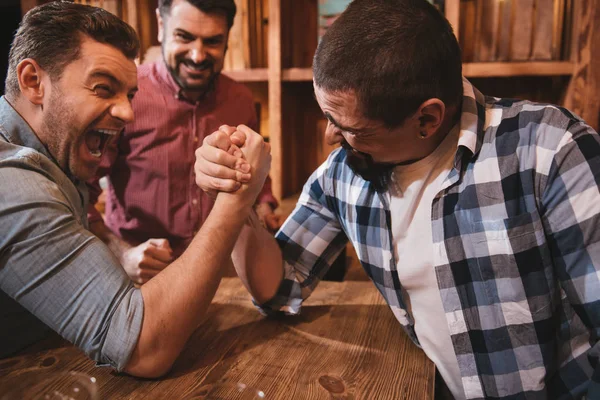 Fortes homens brutais se divertindo — Fotografia de Stock