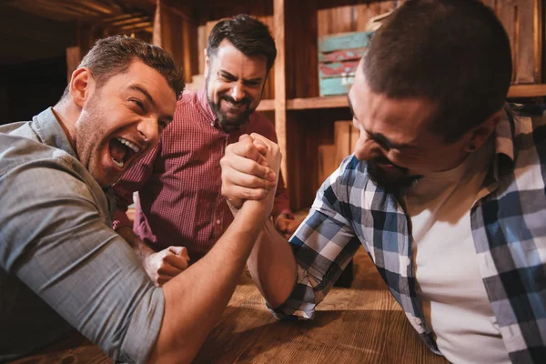 Boa aparência homens atraentes confrontando uns aos outros — Fotografia de Stock