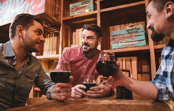 Homens alegres e agradáveis descansando juntos — Fotografia de Stock