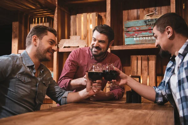 Guapos hombres positivos relajándose en el pub —  Fotos de Stock