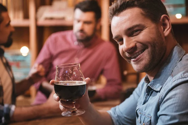 Гарний щасливий чоловік п'є за тебе — стокове фото