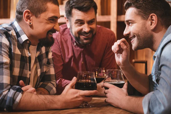 Homem sorridente alegre contando uma história interessante — Fotografia de Stock