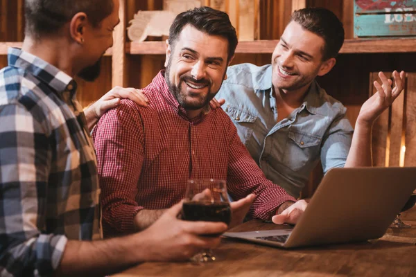 Çok mutlu güzel erkekler onların arkadaşı arıyorum