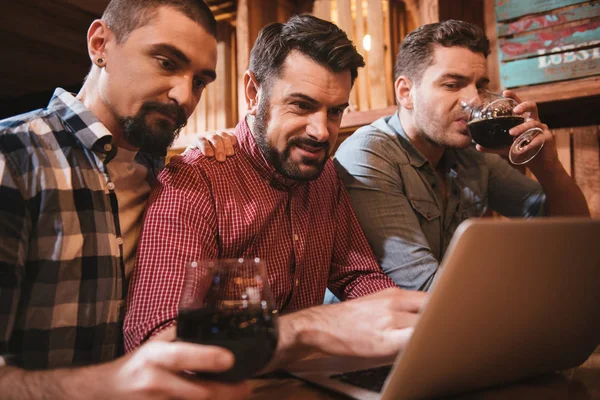 Buen hombre barbudo presionando un botón — Foto de Stock