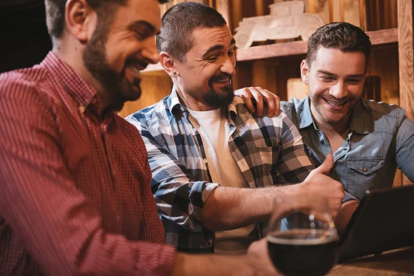 İyi görünümlü mutlu adam ok işaret gösteren