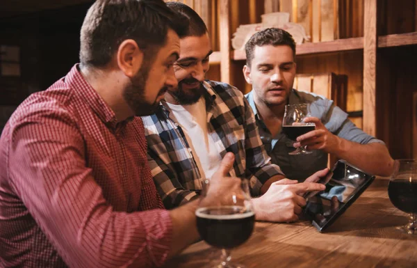 Encantado hombre agradable sosteniendo una tableta — Foto de Stock