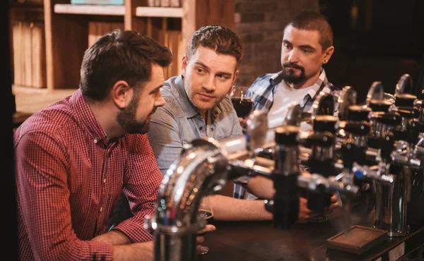 Guapos hombres agradables descansando en el bar —  Fotos de Stock