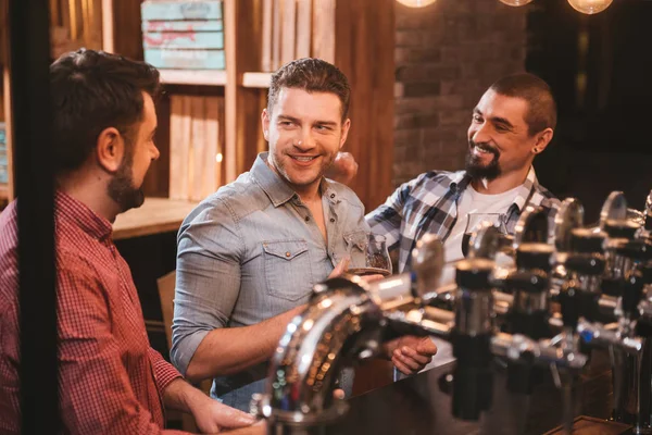 Barda oturan neşeli pozitif erkekler sayaç — Stok fotoğraf