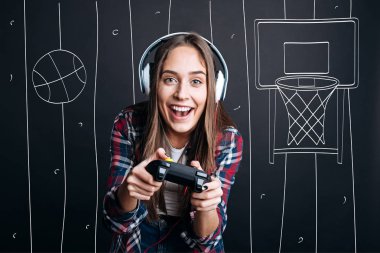 Mutlu kadın plauing video oyunları çok memnun
