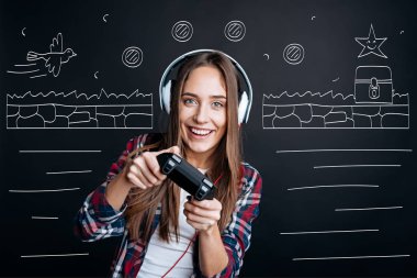 Neşeli mutlu genç kadın video oyunları oynarken