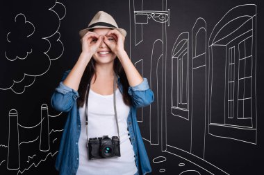 Memnun gülümseyen kadın turizm seyahat.