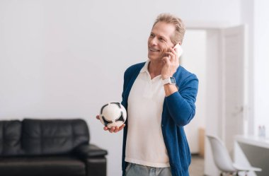 Neşeli mutlu bir adam bir telefon görüþmesi