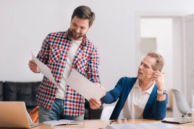 Güzel pozitif meslektaşları takım içinde çalışma