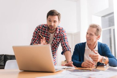 Ofiste çalışan yakışıklı genç