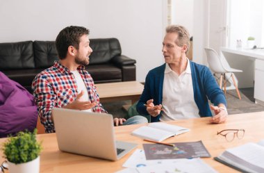 Güzel hoş erkekler birbirine bakarak