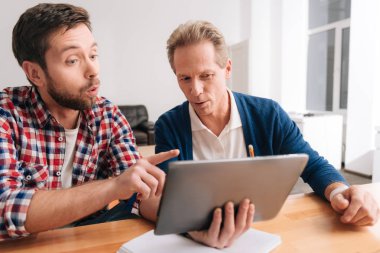 Tablet ekranında işaret ciddi konsantre adam