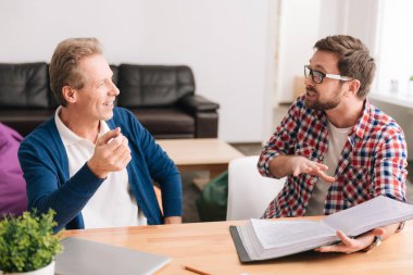 Sakallı yakışıklı bir klasör belgeler ile tutarak