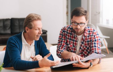 Güzel zor çalışma erkekler klasör belgelerle arıyorum