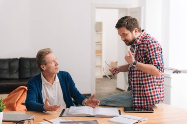 Bir şeyler meslektaşı için açıklamaya güzel sakallı adam