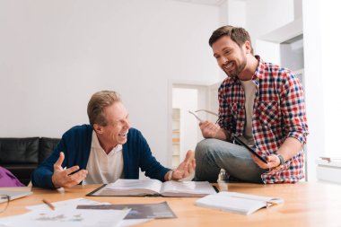 Neşeli mutlu man meslektaşı ile gülüyor