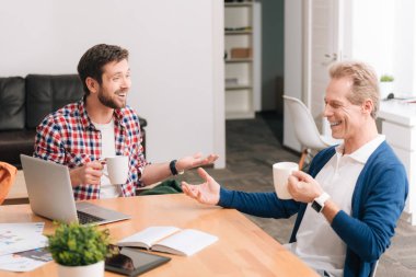 Neşeli mutlu adamlar çay keyfi