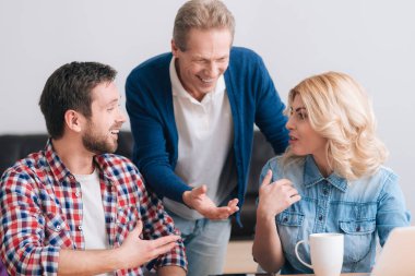 Onun meslektaşları ile bir tartışma sahip güzel çekici kadın