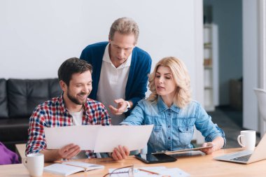 Kağıt parçaları arayan ciddi güzel kadın