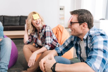 Yapışkan notu giyen yakışıklı iyi görünümlü adam