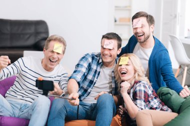 Çok yakışıklı bir selfie sopa tutan