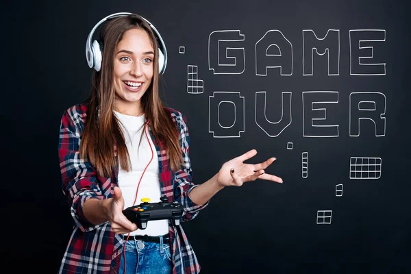 Encantado yong sorrindo mulher jogando videogames — Fotografia de Stock