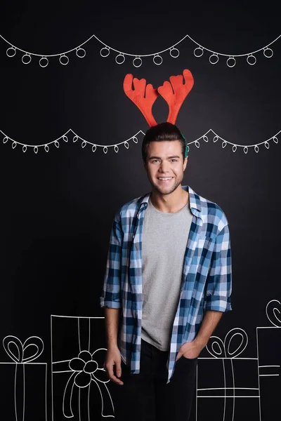 Jovem alegre usando chifres de rena de Natal . — Fotografia de Stock