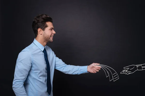 Stilig ung glad man att ge dokument till någon. — Stockfoto