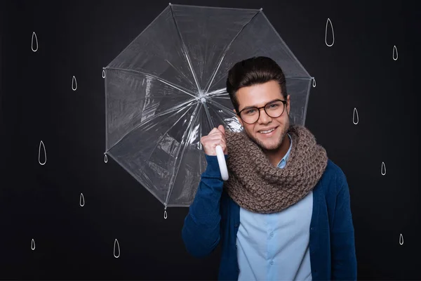 Knappe jonge man met een paraplu. — Stockfoto