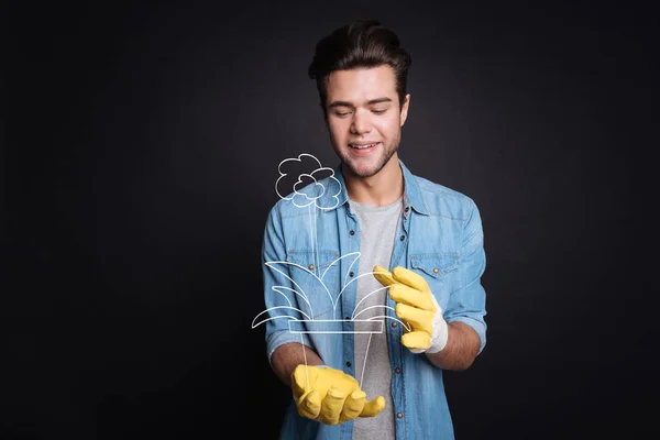 Hombre guapo alegre sosteniendo una maceta . — Foto de Stock