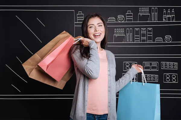 Überglückliche Frau genießt Einkaufen — Stockfoto