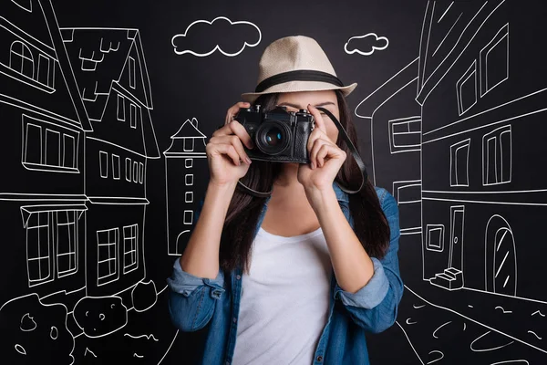 Trevlig kvinnlig turist att ta foton — Stockfoto