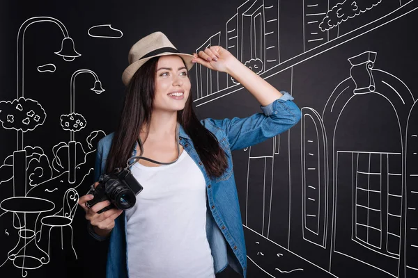 Cadde boyunca yürüyen neşeli kadın