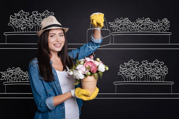 Alegre mujer riego flor — Foto de Stock