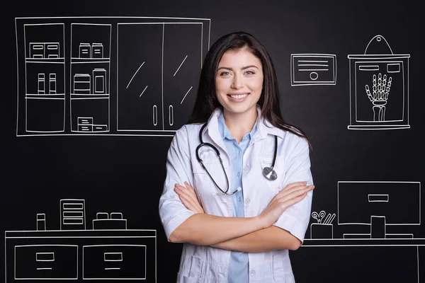 Positiva kvinnliga läkare står i sjukhuset — Stockfoto