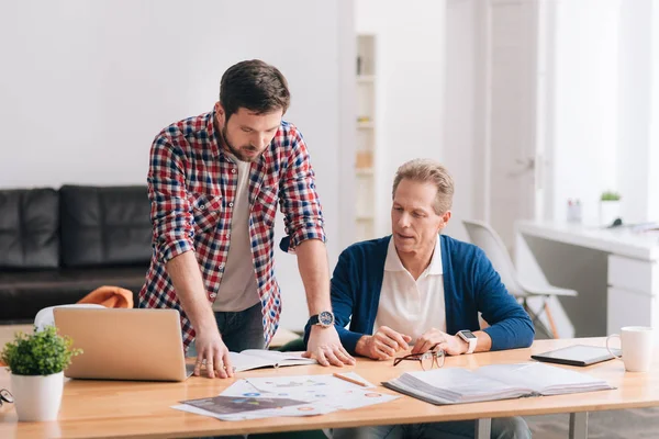 Yakışıklı ciddi adamlar bir proje tartışıyor