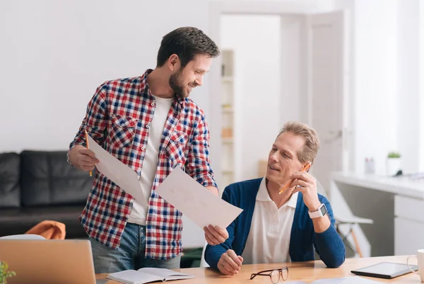 Güzel çalışkan adam meslektaşı ile birlikte çalışma