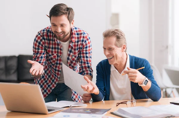 Felices colegas alegres disfrutando de su trabajo — Foto de Stock