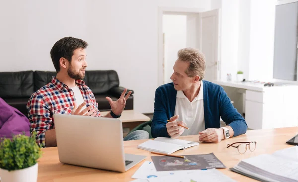 Niza colegas masculinos discutiendo temas de trabajo —  Fotos de Stock