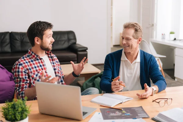 Hombres alegres y guapos teniendo una conversación — Foto de Stock